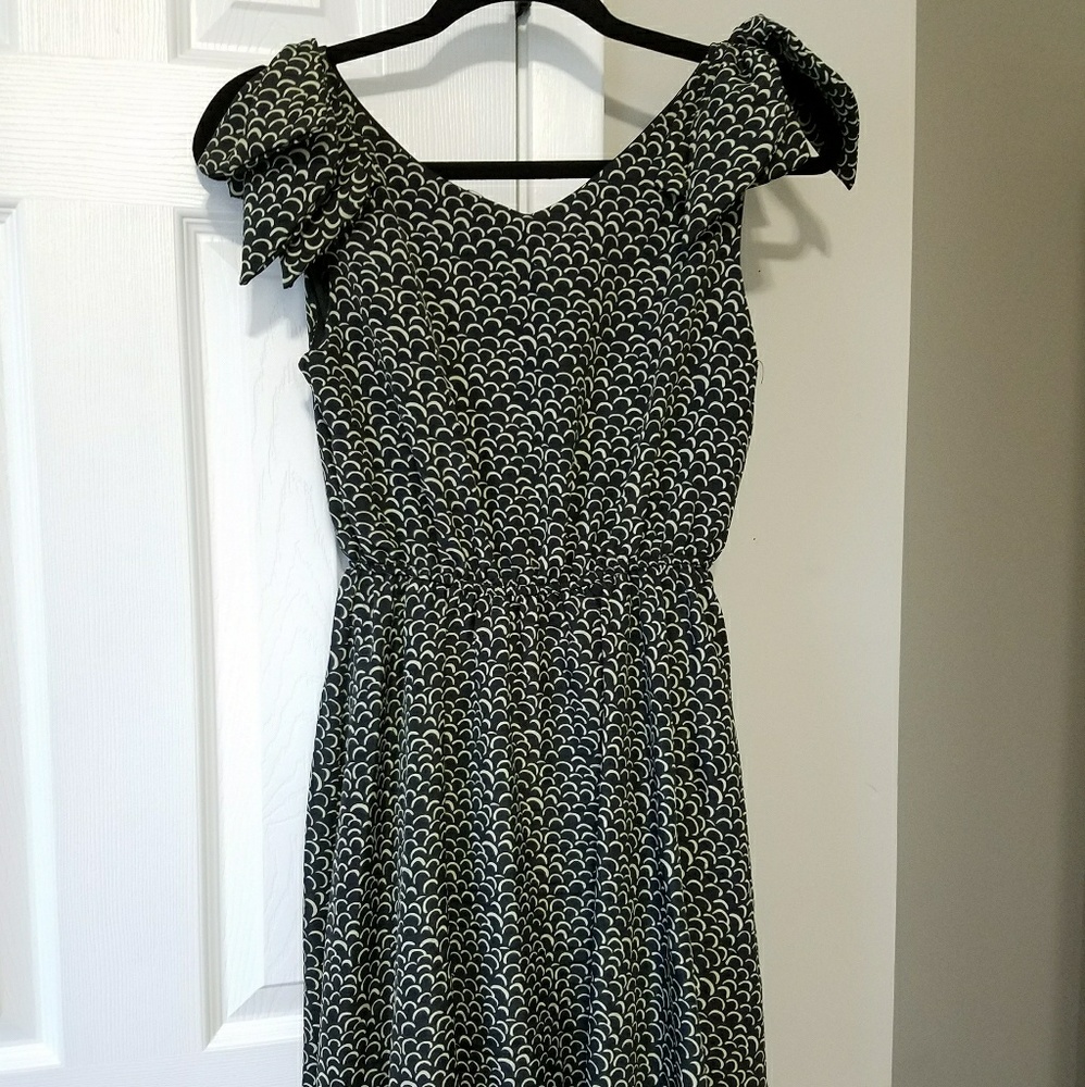 Flattering black dress with pattern.